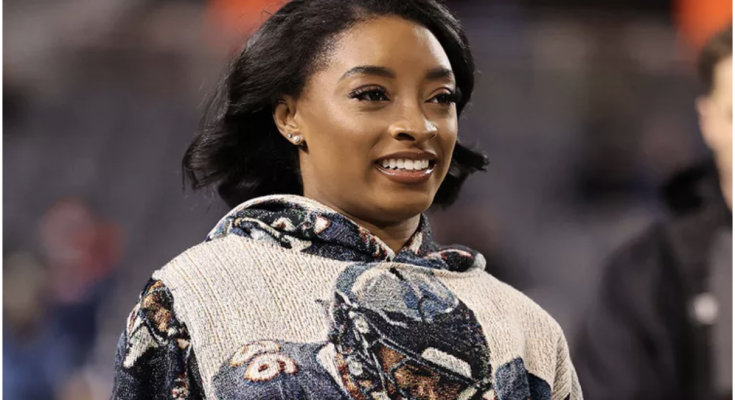 Simone Biles Wears Outfit Covered in Photos of Husband Jonathan Owens Before Bears' Thursday Game