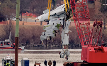 American Airlines Wreckage Lifted Out of Potomac as Efforts Continue to Recover Bodies of D.C. Plane Crash Victims