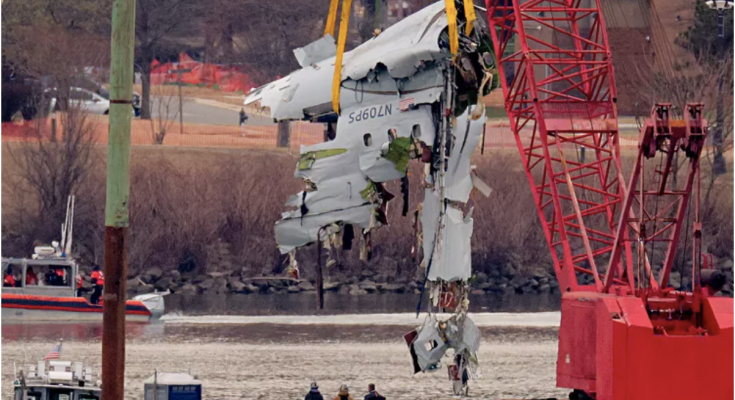 American Airlines Wreckage Lifted Out of Potomac as Efforts Continue to Recover Bodies of D.C. Plane Crash Victims