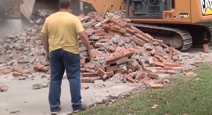 Feuding Neighbors Build Wall on Property Line, Wake up Hearing Bulldozer One Day – Story of the Day